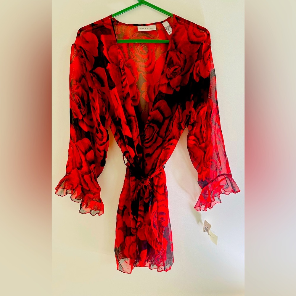 Lovely Lord &Taylor red and black rose pattern robe size M new with tags